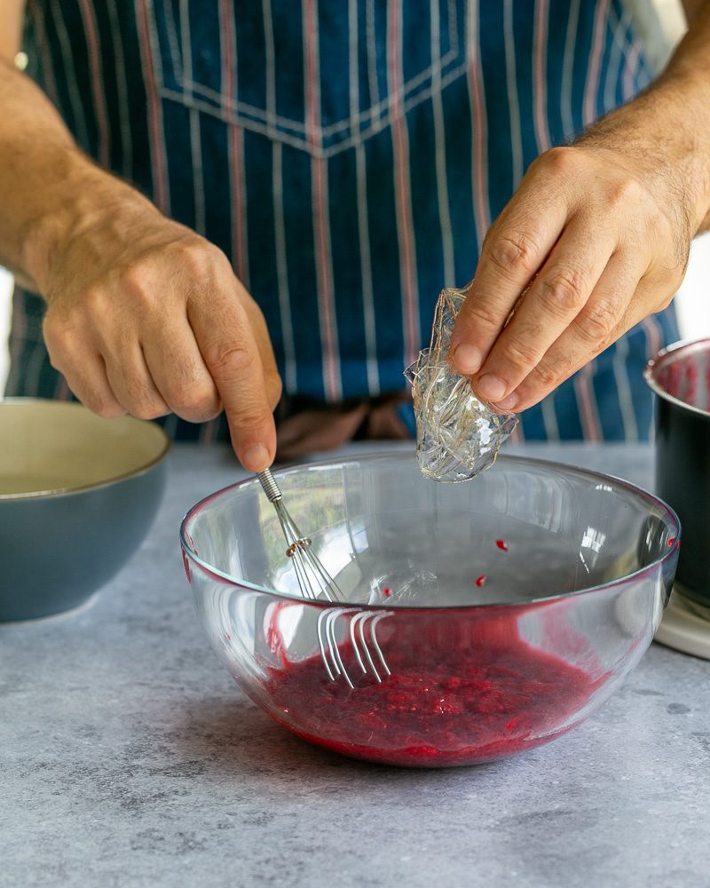 Adding gelatine to raspberry coulis